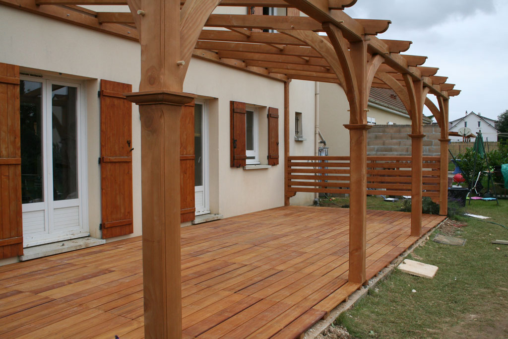 Pergola chevron tête de corbeau et corniche D&CO