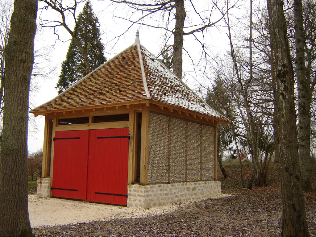 Grange/Kiosque avec coyaux et remplissage en gabions