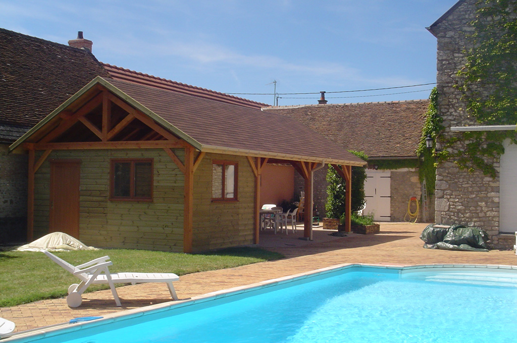 Pool house triple avec bardage autoclave et menuiserie