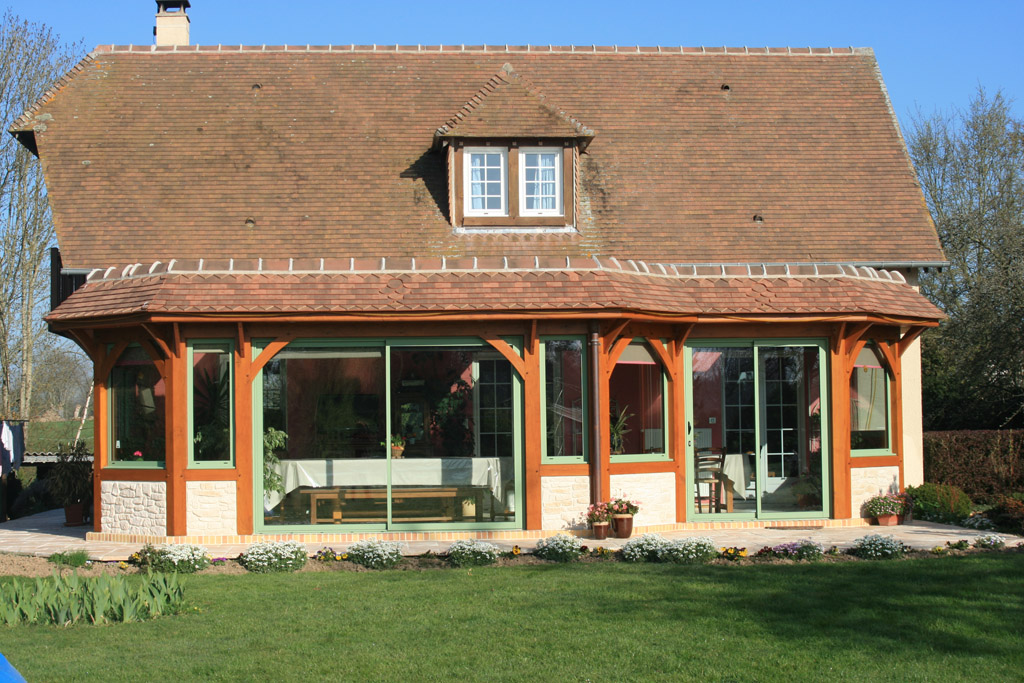 Veranda avec pans coupés et débords acrotères