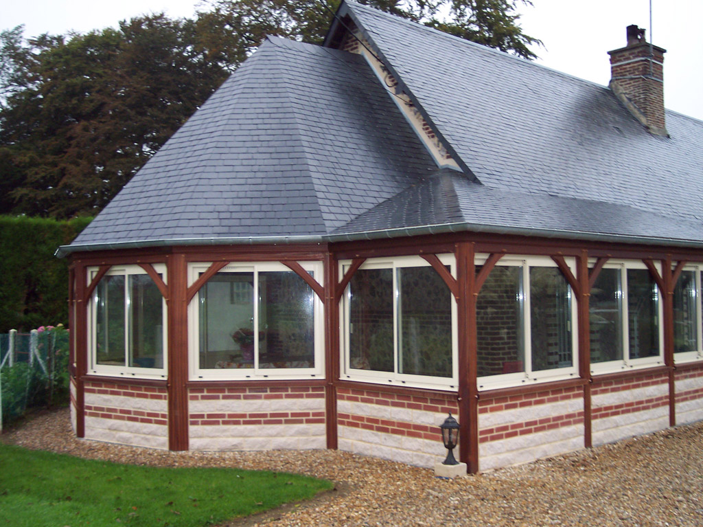 Extension sur-mesure avec ferme de renfort et raccords toiture