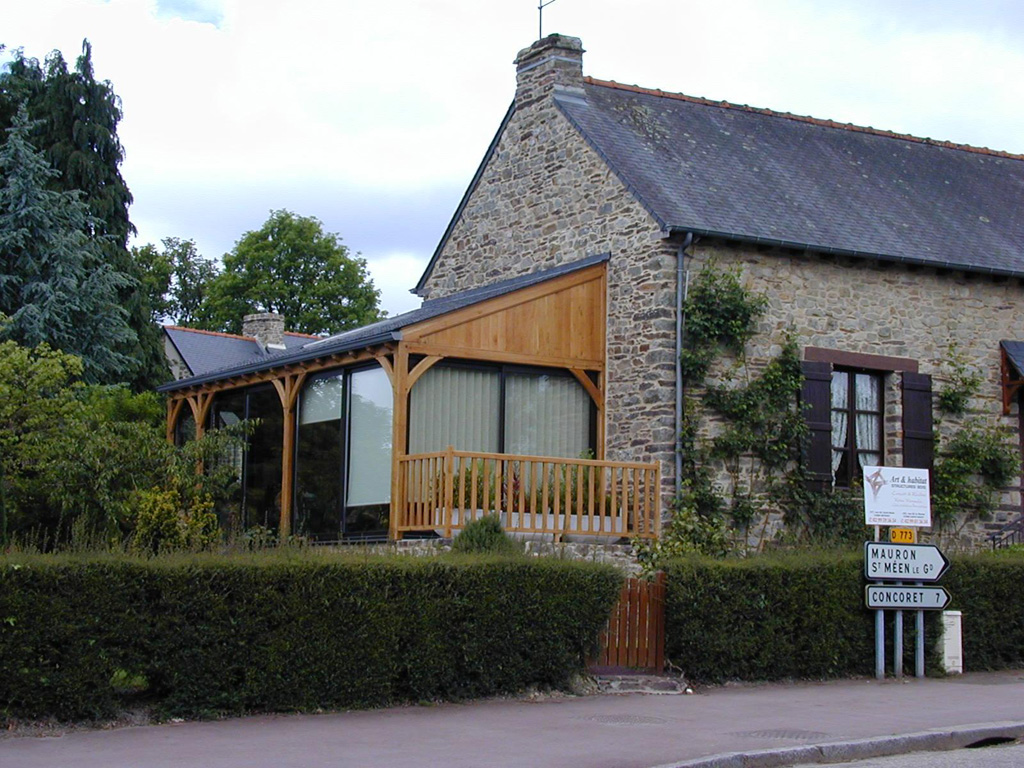 Veranda rustique sur maison de pierres