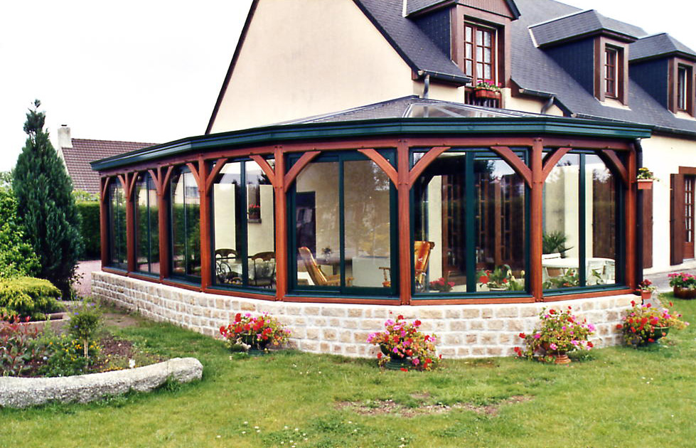 Veranda avec pans coupés sur pavillon traditionnel