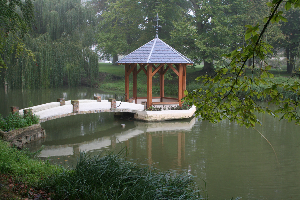 Gloriette Zen sur étang