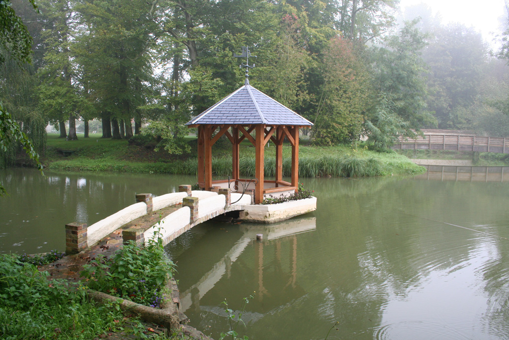 Gloriette Zen sur étang