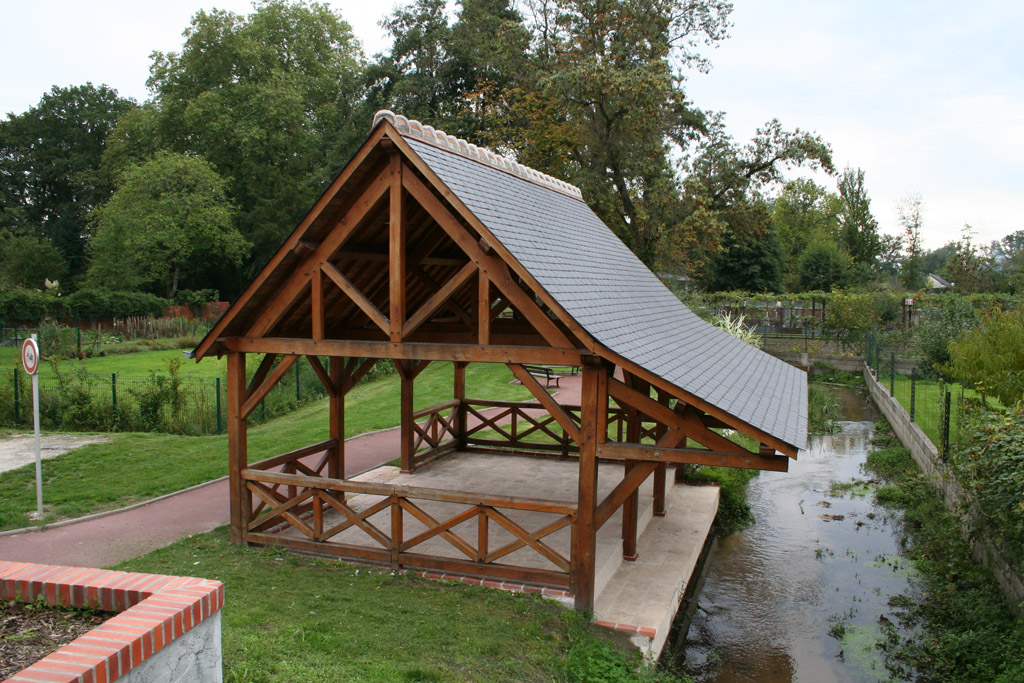 Lavoir 2 pentes et marquise accollée et garde-corps en croix