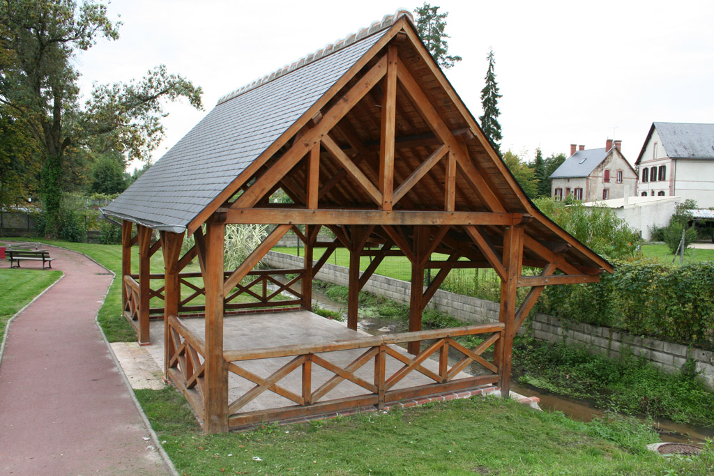 Lavoir 2 pentes et marquise accollée et garde-corps en croix