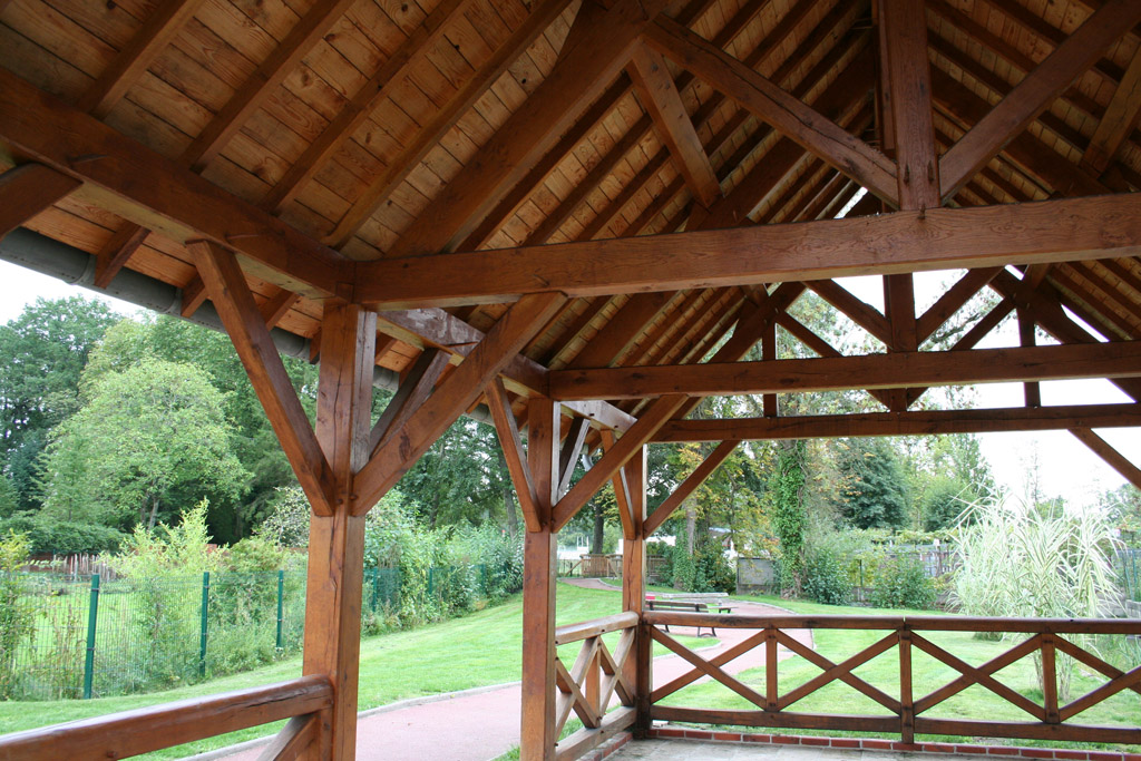 Lavoir 2 pentes et marquise accollée et garde-corps en croix