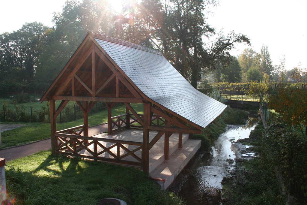 Lavoir 2 pentes et marquise accollée et garde-corps en croix