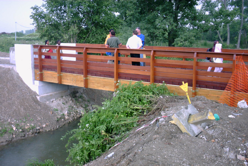 Passerelle cyclo avec lamellés collés