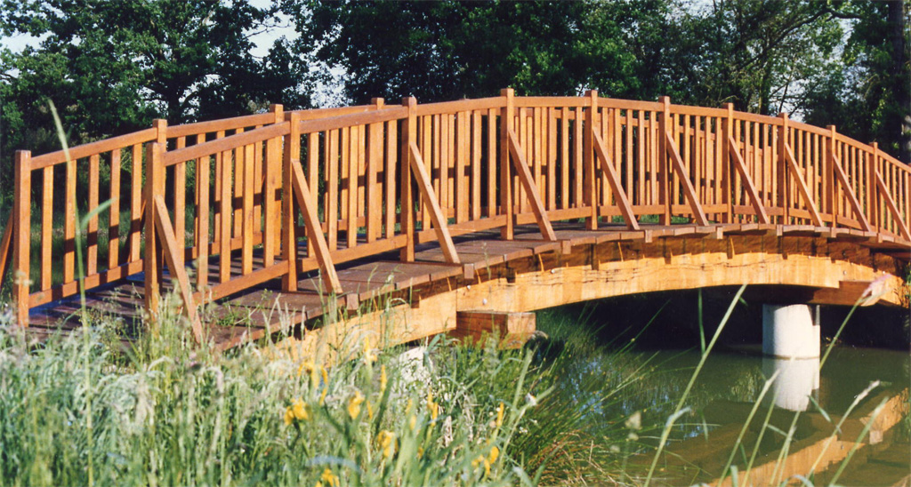 Passerelle piétonne sur rivière