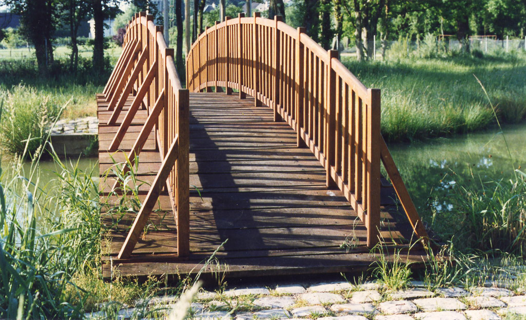 Passerelle piétonne sur rivière