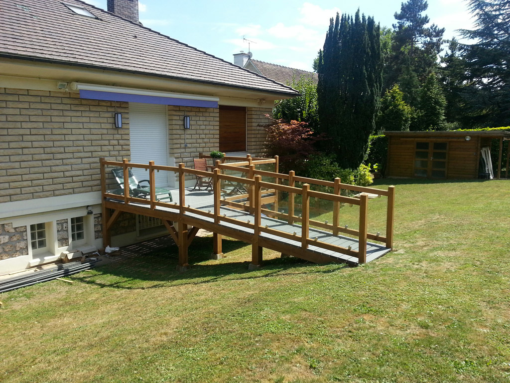 Terrasse avec accès sans marche et garde-corps vitrage feuilleté