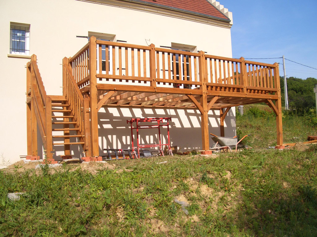 Terrasse suspendue avec garde-corps ballustre droite et escalier