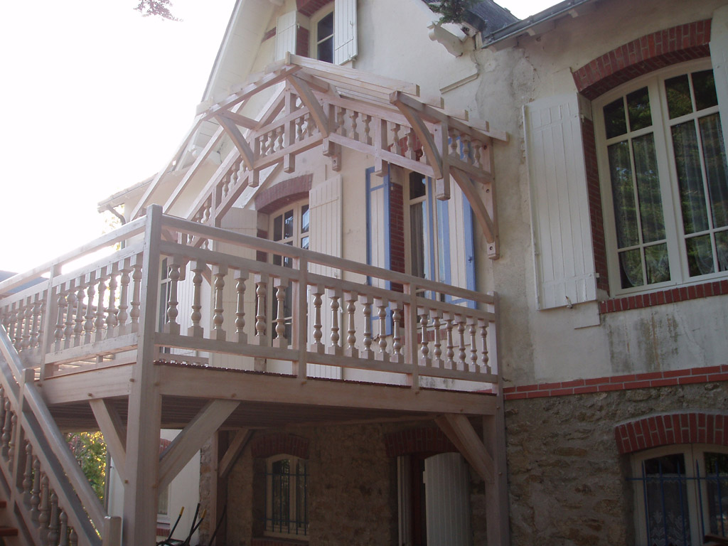 Terrasse suspendue avec garde-corps sur mesure ballustre chantournée